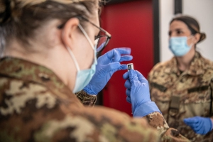 Vaccini, dal 17 maggio via libera alle prenotazioni per gli over 40