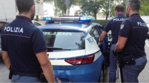 Danneggia auto in sosta e aggredisce i poliziotti con una spranga