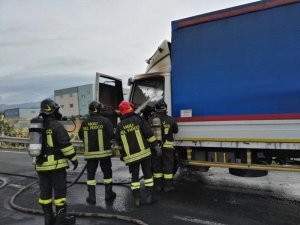 Incendio su A2: camion prende fuoco tra Altilia e Rogliano