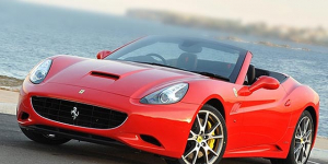 In Ferrari nell&rsquo;area pedonale: multati in tre, sequestrata l&rsquo;auto