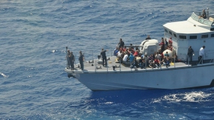 Soccorsi migranti su barchino a largo della Locride