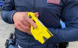Aggredisce il vicino con l&rsquo;accetta ed evade dai domiciliari: fermato a colpi di taser
