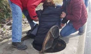 Donna rimane intrappolata in un tombino, succede a Catanzaro