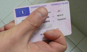 Patente falsa agli agenti della Provinciale, denunciato