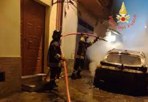 Hyundai a fuoco in pieno centro a Vallefiorita