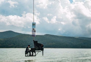 Successo per il concerto del pianista Zanarella sospeso sul lago Arvo a Lorica