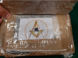 Reggio Calabria: trovato in Calabria un panetto di cocaina con simboli massonici