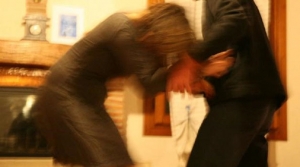 Cosenza: tenta di fare esplodere la casa della moglie e gettare i figli dal balcone