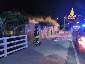 Stabilimento balneare va a fuoco nella notte a Cropani Marina