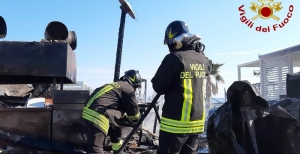 Incendiato lido balneare a Cir&ograve; Marina