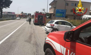 Scontro tra due auto allo svincolo di Sant&rsquo;Onofrio