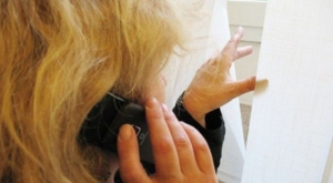 Donna pedina e minaccia il suo ex e la nuova fidanzata, denuncia