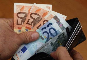 Estorce denaro all&rsquo;ex amante: arrestata 27enne rumena