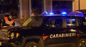 Tenta sfuggire all'alt con 14 Kg marijuana in auto