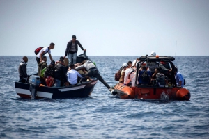 Sbarchi nel crotonese, migranti su barca incagliata