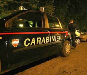 Si ferma per rifornimento benzina e le rubano l&rsquo;auto: indagini in corso