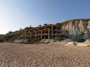 Crotone: abusivismo, in corso la demolizione della villette di localit&agrave; Campione