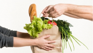 I Carabinieri acquistano la spesa per famiglie in difficolt&agrave;