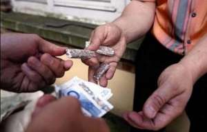 Sorpresi a vendere droga nonostante i domiciliari