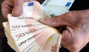 Ai domiciliari, continua a chiedere denaro