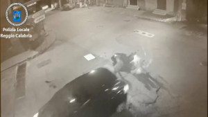 Investe due giovanissimi in scooter e scappa, identificato e denunciato a Reggio Calabria