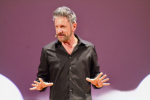 AMA Calabria, una serata entusiasmante con Sergio Assisi e Giuseppe Cantore in ''Mi dimetto da uomo''
