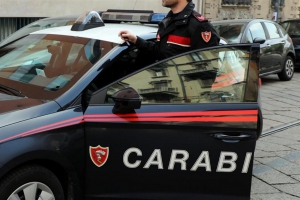 Aggredisce in centro moglie e suocero, finisce ai domiciliari a Crotone