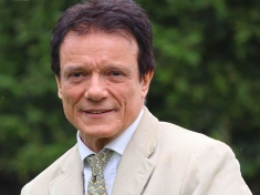 L&rsquo;eterno &ldquo;scugnizzo&rdquo; conquista Crotone. Una serata magica con Massimo Ranieri e il suo &ldquo;Sogno e Son desto&rdquo;