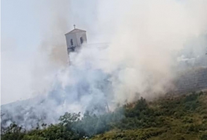 Incendio sul colle della Madonna del Castello di Castrovillari