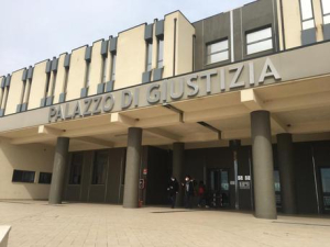 Stalking aggravato, rapina e violenza privata all'ex moglie. Assolto da tutte le accuse