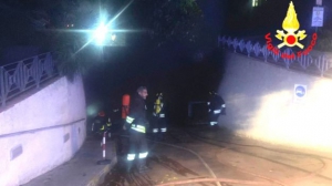 Autorimessa in fiamme, fuoco colpisce auto parcheggiate a Cosenza
