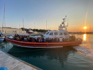 Soccorsi un centinaio di migranti nelle acque della Locride