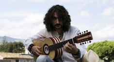 Un nuovo linguaggio: Francesco Loccisano inventa il &ldquo;Chitarrese&rdquo;