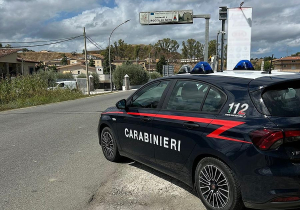 Rissa tra giovani sulla piaggia di Strongoli, padre e figlio presi a sprangate