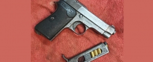 In auto con una pistola: arrestato 48enne