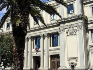 Urla di darsi fuoco di fronte al Tribunale di Catanzaro