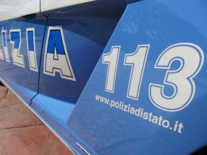 Aggredita in casa davanti ai figli, chiama il 113: in manette