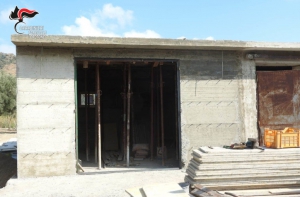 Sequestrato un fabbricato abusivo a Crucoli, denunciato