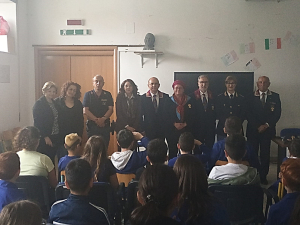 Rispetto delle regole e conseguenze legate all'abuso di sostanze stupefacenti e alcol al centro dell'incontro promosso dalla Polizia di Stato e Anps con gli alunni del plesso di Feroleto Antico