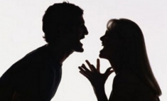 Lite tra moglie e marito, la minaccia e poi tenta di lanciarsi dal balcone