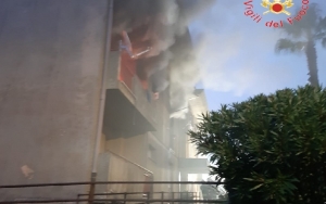 Incendio distrugge abitazione a Miglierina, evacuate famiglie