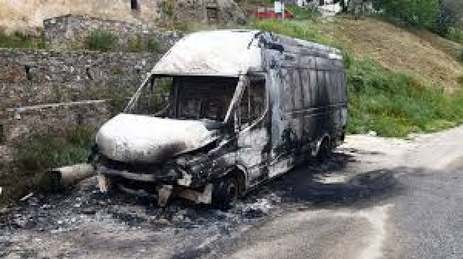 Furgone in fiamme nella notte a Corigliano