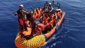 Barca con 64 migranti arriva in Calabria