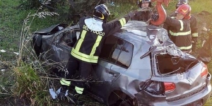 Incidente sulla Ss106, si ribaltano in un agrumeto