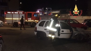Auto in fiamme nella notte a Catanzaro