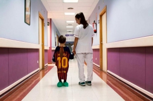 Magliette della serie A trasformate in camici ospedalieri
