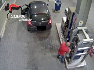 Carta azienda per pieno auto, un arresto nel catanzarese
