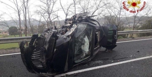 Violento scontro: un morto e 4 feriti, tra cui due bambini