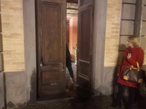 Incendio portone palazzo a Vibo, un minore il presunto autore
