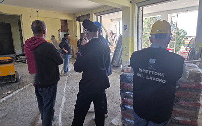 Tre lavoratori in nero e irregolarità in un cantiere a Sellia Marina